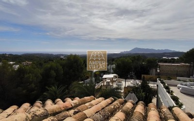Fantastic villa with panoramic sea views.